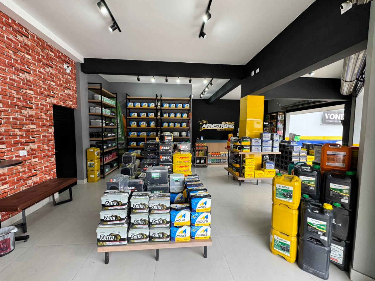 Interior da loja Baterias Armstrong — showroom